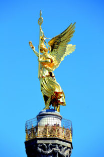 Die Siegessäule am Großen Stern in Berlin wird wegen der glänzenden Darstellung der Victoria im Volksmund gern Goldelse genannt. Foto: Gerald Schmidtkunz