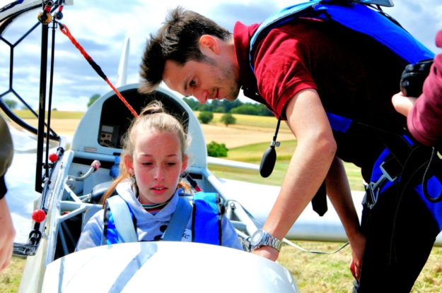 Einsteigen, Gurte anlegen und mit einem erfahrenen Piloten abheben. Foto: Pudenz