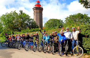 Die Radtour zum Leuchtturm auf Dahme ist eine der vielfältigen Freizeitmöglichkeiten im Feriencamp an der Ostsee. Foto: Jugend- & Freizeiteinrichtungen