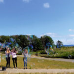 Der Ostseewind als Helfer beim Riesenseifenblasenmachen. Foto: Jugend- & Freizeiteinrichtungen