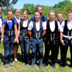Obermeister Horst Wagner, Vizepräsident Frank Dittmar und Ausbildungsleiterin Marion Mecke übergaben den Europapass an die Dachdecker (v.li.) Natalie Boll, Lisa Reinhardt, Dennis Malkomeß, Sebastian Finke, Meik Buchenau und Nico Schwing mit den Lehrern Tobias Platz und Steffen Wickert von der Arnold-Bode-Schule. Foto: Kreishandwerkerschaft Schwalm-Eder