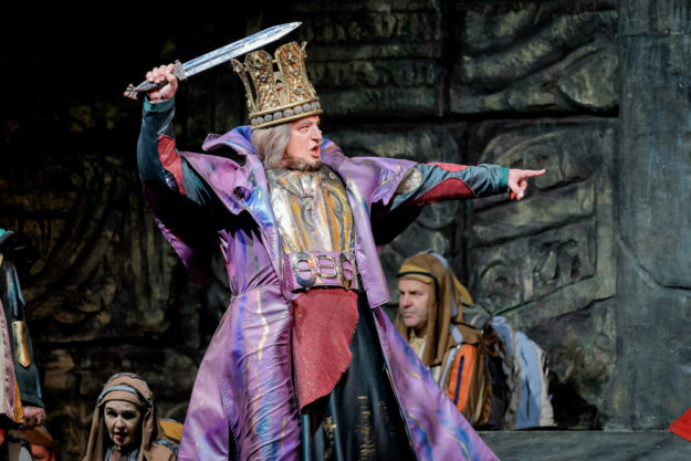 König Nebukadnezar – Nabucco in der Oper (gesungen von Andrij Shkurhan) – unterwarf 597 v. Chr. das Volk Israel und führte es in babylonische Gefangenschaft. Foto: Frank Peter | nh