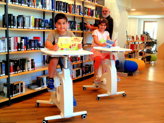 Yamel El Kaual (8), Maram El Kaual (9) und Betreuer Frank Eberlein (v.li.) mit Schattenriss »Bella Bücherwurm«. Foto: nh