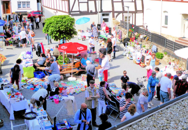 Mit über 70 Ständen bietet der Melsunger Flohmarkt reichlich Gelegenheiten zur Entdeckung verborgener Schätze. Foto: Kultur- & Tourist-Information