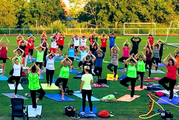 2018 bot Kerstin Fröhlich ein Sommeryoga im Weinbergstadion in Gudensberg an. Am 11. Juli gibt es das Training im Naturbad Terrano. Foto: nh