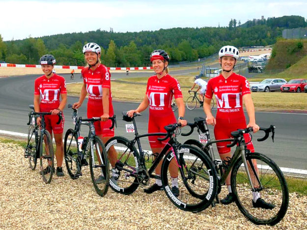 Die MT-Radsportlerinnen vor dem Start am Nürburgring (v.li.): Sarah Trapp, Petra Schildwächter, Christina Mittelbach und Sophie Jahnecke. Foto: MT Radsport