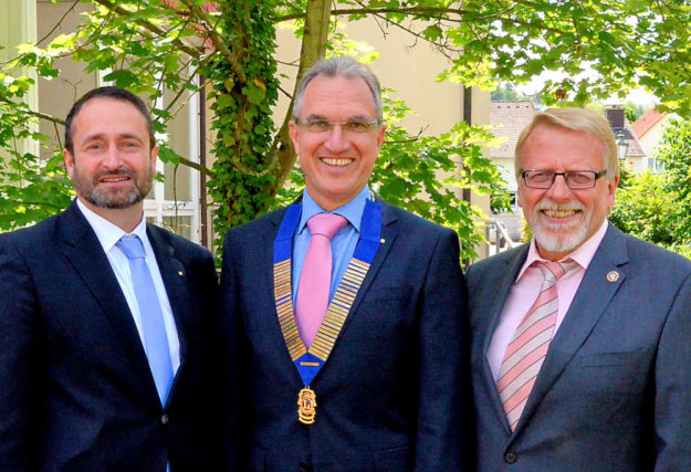 Der neue Vizepräsident des Lions Clubs Melsungen, Stefan Sippel, mit dem scheidenden Lions-Präsident Wilfried Marställer und dem neuen Präsidenten Lutz Kleinwächter (v.li.). Foto: Reinhold Hocke