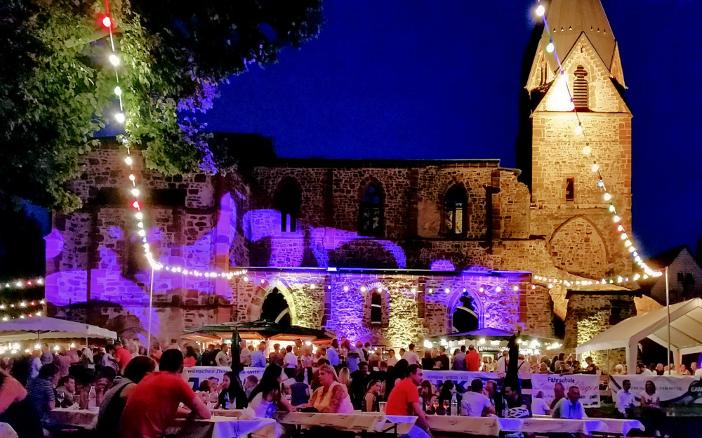 Die schönste Art des »Feier«-Abends bieten die vier Tage Weindorf an der Totenkirche vom 11. bis 14. Juli. Foto: nh