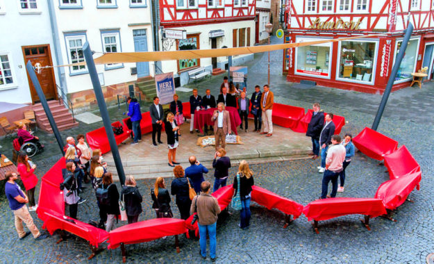 Aus der Vogelperspektive setzt sich der Slogan der Image-Kampagne hinter den Schnuddelbänken optisch in Szene: #herzverlieren. Foto: nh