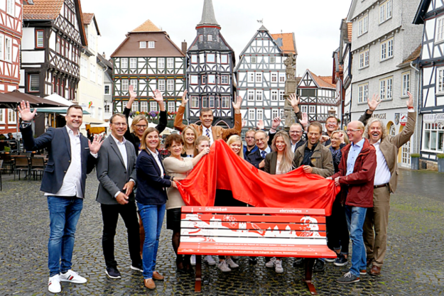 Vertreter der Städtekooperation, Bürgermeister, beteiligte Agenturen und das Regionalmanagement Nordhessen hatten viel Spaß bei der Enthüllung der Schnuddelbänke. Foto: nh