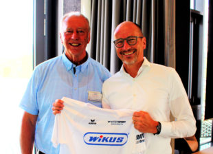 Alwin Wagner überreichte Geschäftsführer Maichael Möller (re.) ein T-Shirt. Foto: nh