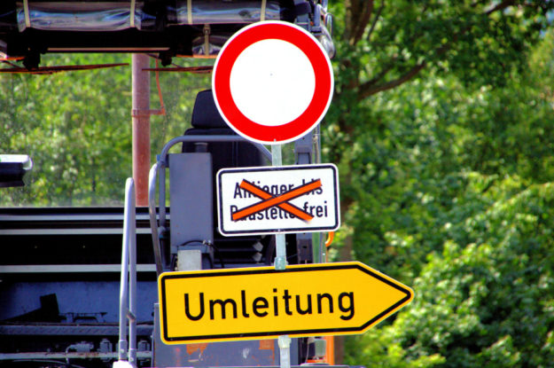 Für Straßenbauarbeiten ist die K 135 ab Einmündung B 83 kurzzeitig gesperrt. Foto: Gerald Schmidtkunz