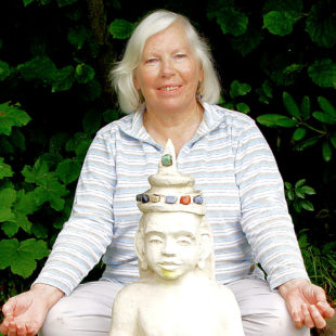 Yoga-Lehrerin Erika Sinning gibt Kurse für Anfänger und Erfahrene. Foto: vhs