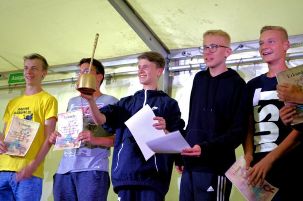 Klo geputzt und Spaß dabei – Zelt 15 mit Betreuer Jonas Reitz bei der Verleihung der Goldenen Klobürste. Foto: Eigenbetriebe Jugend & Freizeit