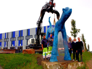 Die »Blau-Miau« steht und wird bewundert von (v.li.): Marc Nowak und Thorsten Steinbrück vom Bauhof Gudensberg, Laura Fischer und Kirsten Kanne, Rudolph Logistik Gruppe, sowie Uwe Kiefer vom Bauhof-Leiter Stadt Gudensberg. Foto: nh