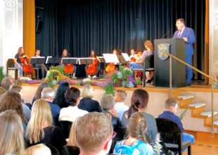 Schülerinnen und Schüler der Bundespräsident Theodor-Heuss-Schule im Homberg (Efze) starten gemeinsam mit Europastaatssekretär Mark Weinmeister ins neue Schuljahr. Foto: Hessische Staatskanzlei