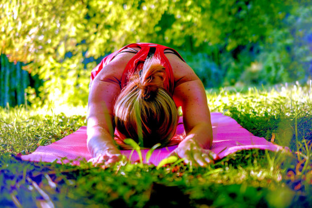 Mit »Yoga im Park« starten die vhs-Kurs-Teilnehmer in den Tag. Foto: Sofie Zbořilová | Pixabay