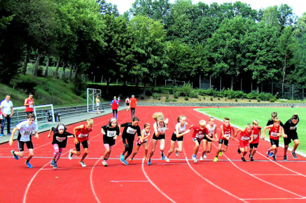 Der Startschuss zum 800-m-Lauf beim Feriensportfest in Uslar ist gefallen. Foto: nh