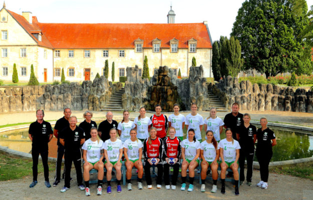 Das Team mit Trainer und Betreuern vor der imposanten Kulisse des Kloster Haydau. Foto: © Ryszard Kasiewicz | SG 09 Kirchhof