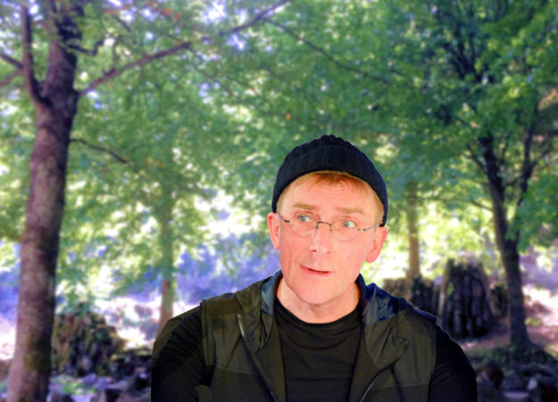 Schauspieler Stefan Becker erzählt auf der Felsburg vom Flüstern der Bäume. Foto: nh