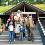 Ihr Hauptpreis hat der jungen Leandra, samt Familie, gut gefallen: Eine ABendführung durch Naturzentrum im Wildpark Knüll. Foto: nh