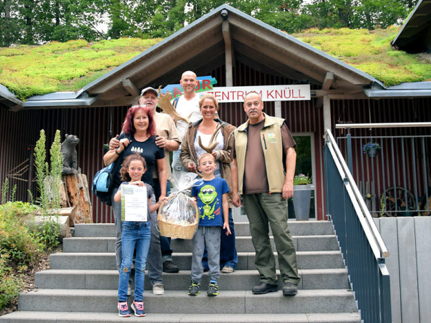 Ihr Hauptpreis hat der jungen Leandra, samt Familie, gut gefallen: Eine ABendführung durch Naturzentrum im Wildpark Knüll. Foto: nh