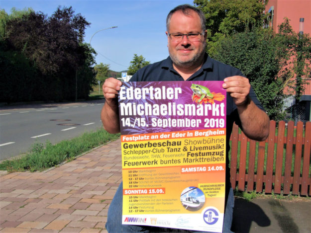 Bei ihm laufen die Ausstellungsfäden zusammen: IEG-Geschäftsstellenleiter Heiko Schreiber mit einem Werbeplakat des Michaelismarkts und der Gewerbeschau. Foto: Klein