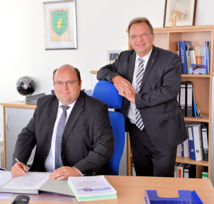 Landrat Winfried Becker (re.) hat den neuen Chef des Rechnungsprüfungsamtes vorgestellt: Markus Diehl. Foto: nh