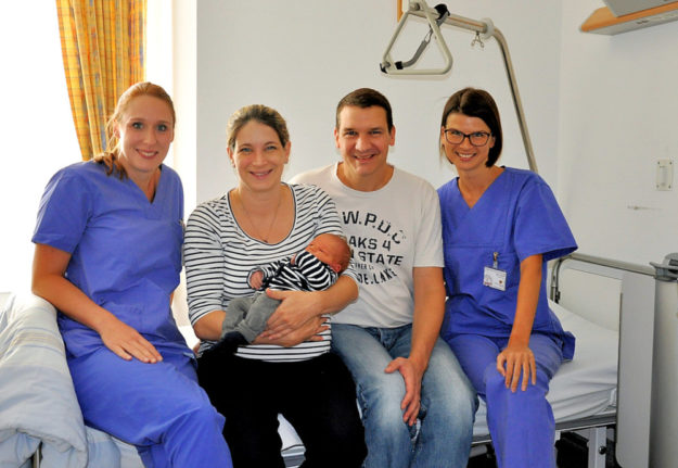 Im Hospital zum Heiligen Geist wurden im August so viele Babys geboren wie nie zuvor. Unser Bild zeigt von links: Dr. Mareike Eckart, Mama Sara Vey mit Baby Noah Joshua Vey (geb. am 3.9. /3370g), Papa Julian Vey und die neue Ärztin im Team, Olga Garder. Foto: Hospital z. Hl. Geist