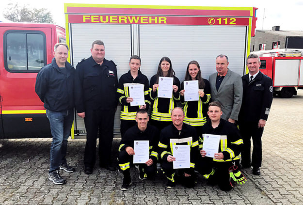 Hinten, v.li.: Wehrführer Holger Grimm (Friedigerode), Stv. GBI Alexander Kurz, Justin Lieberum, Meria Maurer, Louisa Grimm, Bürgermeister Klaus Wagner, GBI Michael Becker; vorn, v.li.: Leon Diebel, Sebastian Brenzel und Luca Pfeffer. Foto: nh