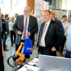 Auf einem ersten Messerundgang (v.li.): Rainer Geisel von der Wirtschaftsförderung, Landrat Winfried Becker und Kreistagsvorsitzender Michael Kreutzmann. Foto: Carolin Ludwig | Fotografische Werkstatt