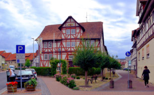 Im Rathaus der Gemeinde Morschen liegen seit dem Wochenende zwei Zuwendungsbescheide des Landes Hessen über 261.000 Euro. Foto: Schmidtkunz