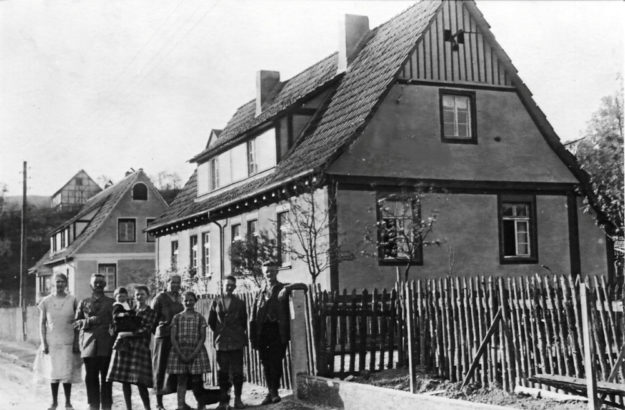 Erste Siedlungshäuser in einfachster Kleinhausbauweise auf der »Eigenen Scholle«. Vor dem Haus ihre Bewohner, Familie Ruppel. Foto: nh