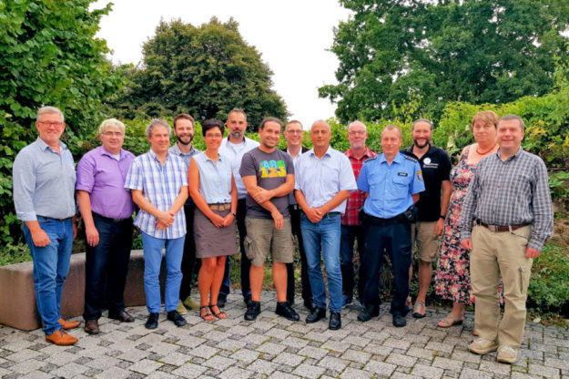 Erster Stadtrat Lothar Ditter, Bürgermeister Stefan Pinhard, Thomas Koch, Sebastian Vogt, Simone Hasert, Lothar Eberhardt, Christian Hauser, Björn Angres, Michael Grieneisen, Jochen Helwig, Thomas Köhler, Michael Schott, Doris Heinmüller und Andreas Göbel (v.li.) bilden den ersten Präventionsrat. Foto: nh