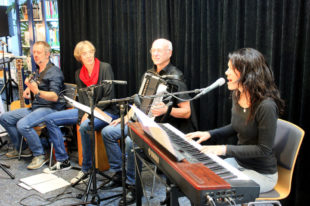 Die simmerings, hier bei der Probe, sind (v.li.) Thomas Frankfurth, Sandra Bürger, Eckhard Huneck und Dorothee Heimel, alle an den Stimmbändern und verschiedenen Instrumenten. Foto: nh