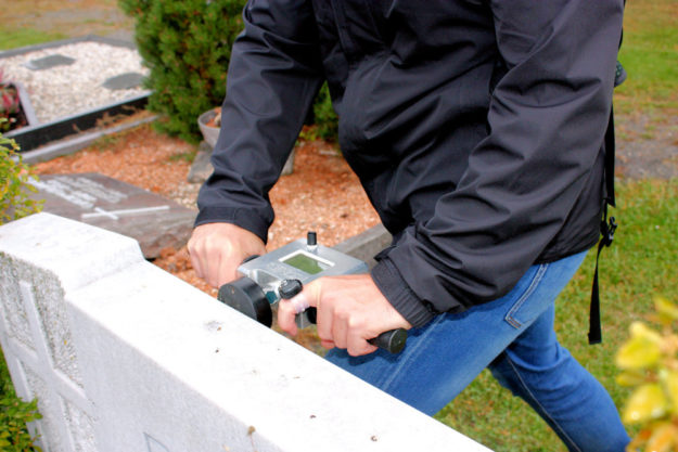 Für die Prüfung der Grabsteinsicherheit wird ein elektronisches Prüfgerät eingesetzt, welches eine Kraft von 300 Newton (in etwa 30 Kilogramm) auf den Grabstein ausübt. Foto: Stadt Gudensberg