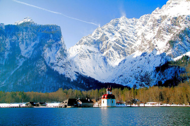 Winterstimmung am Königssee im Berchtesgadener Land. Das Bild zeigt die Kirche von St. Bartholomä. Foto: Klaus Stebani | Pixabay