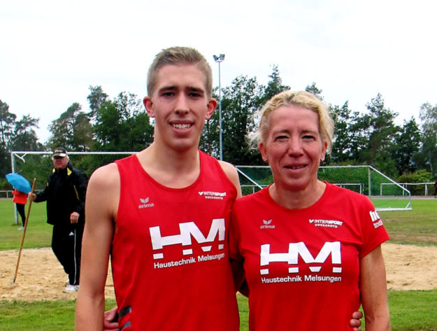 Lorenz Funck und seine Mutter Katja, die gemeinsam in einem Wettkampf die 3000 Meter liefen. Foto: nh