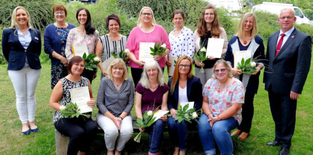 Gruppenfoto mit Zertifizierten (hi.v.li.) Marion Mai (FB Jugend & Familie), Renate Glebe (FB Jugend & Familie), die Tagesmütter Gordana Sorak-Schimanski, Nadine Vogel, Sabrina Klapp, Swetlana Ruder, Anika Küchmann, Katrin Klippert und Erster Kreisbeigeordneter Jürgen Kauffmann; (v.v.li.) Olga Schlund, Gisela Kuhnert (Tageselternverein), Marina Heldmann, Sladjana Fischer und Karin Döring (Dozentin). Foto: nh