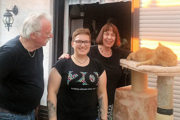 Sandra Völker (Mitte) überreichte der Guxhagener Katzenhilfe eine großzügige Spende. Erster Vorsitzender Dieter Büchling und seine Frau Johanna nahmen das Geld entgegen. Foto: nh