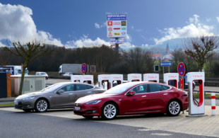 Tesla E-Fahrzeuge stehen an den Supercharger-Ladesäulen am Maxi Autohof in Malsfeld. Foto: Gerald Schmidtkunz