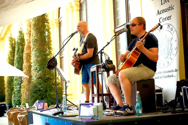 Zwei Stimmen, zwei Gitarren, tausen Stimmungen – im Eiscafe Venezia zeigen sich Why Not Accoustic immer akkustisch, aber nie laut. Foto: nh