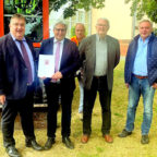 Staatssekretär Mark Weinmeister, Bürgermeister Rainer Barth, Bauhofleiter Jürgen Frank, Gemeindevertretervorsitzender Wolfgang Urbanek und Erster Beigeordneter Hans Vestweber (v.li.). Foto: Hessische Staatskanzlei