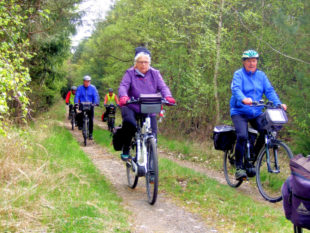 Zuletzt war der ADFC mit seinen Tourteilnehmern vor zwei Jahren „auf den Spuren der Braunkohle“. Das Bild zeigt klar, dass die Route für Rennräder nicht geeignet ist. Foto: Wüstenhagen