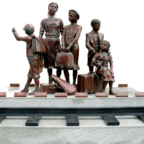 Kindertransport-Denkmal Frank Meislers, vor dem Danziger Bahnhof Gdańsk Główny. Quelle: Gemeinfrei | wikipedia