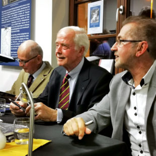 Zahlreiche Buchexemplare durften (v.li.) Hans-Hayo Hayessen, Volker Hayessen und Dr. Dieter Vaupel nach dem Ende der Veranstaltung signieren. Foto: Erika Mönig