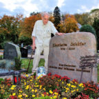 Herbert Schäfer (85) am Grab seiner Ehefrau Charlotte, die vor zehn Jahren von ihm ging. Foto: Schmidtkunz