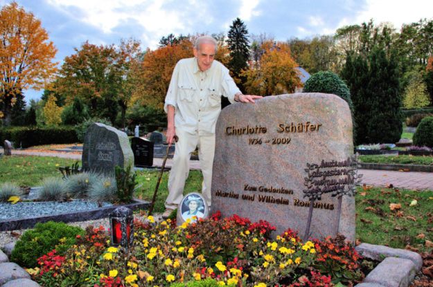 Herbert Schäfer (85) am Grab seiner Ehefrau Charlotte, die vor zehn Jahren von ihm ging. Foto: Schmidtkunz