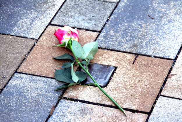 Stolperstein im Gedenken an den Treysaer Salomon Katzenstein, der im Alter von 87 Jahren im Folter-KZ Theresienstadt ermordet wurde. Foto: nh