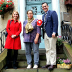 Wiebke Knell, Simone De Santiago Ramos und Stefan Naas (v.li.) am Eingang zum Museum der Schwalm. Foto: nh